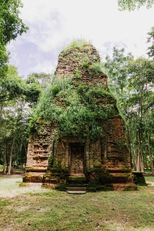 an old brick structure with vines growing all around it