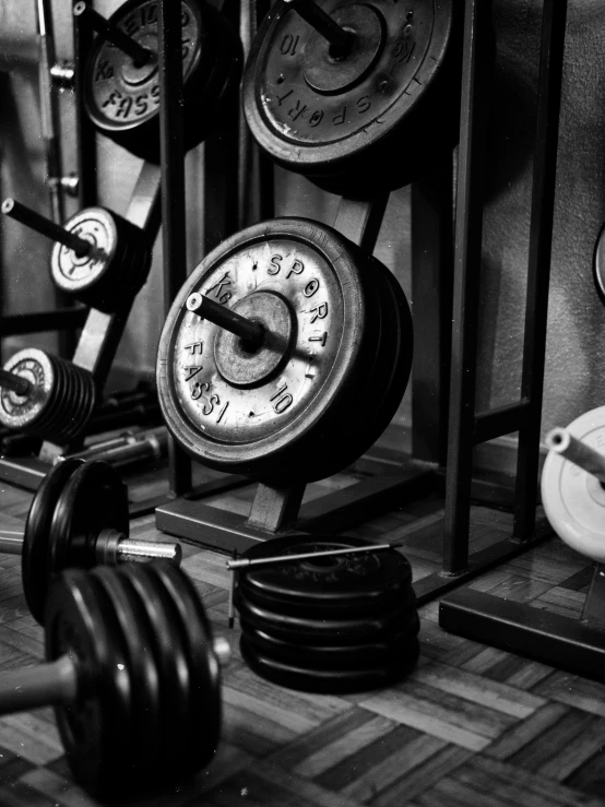 some weights in a black and white po