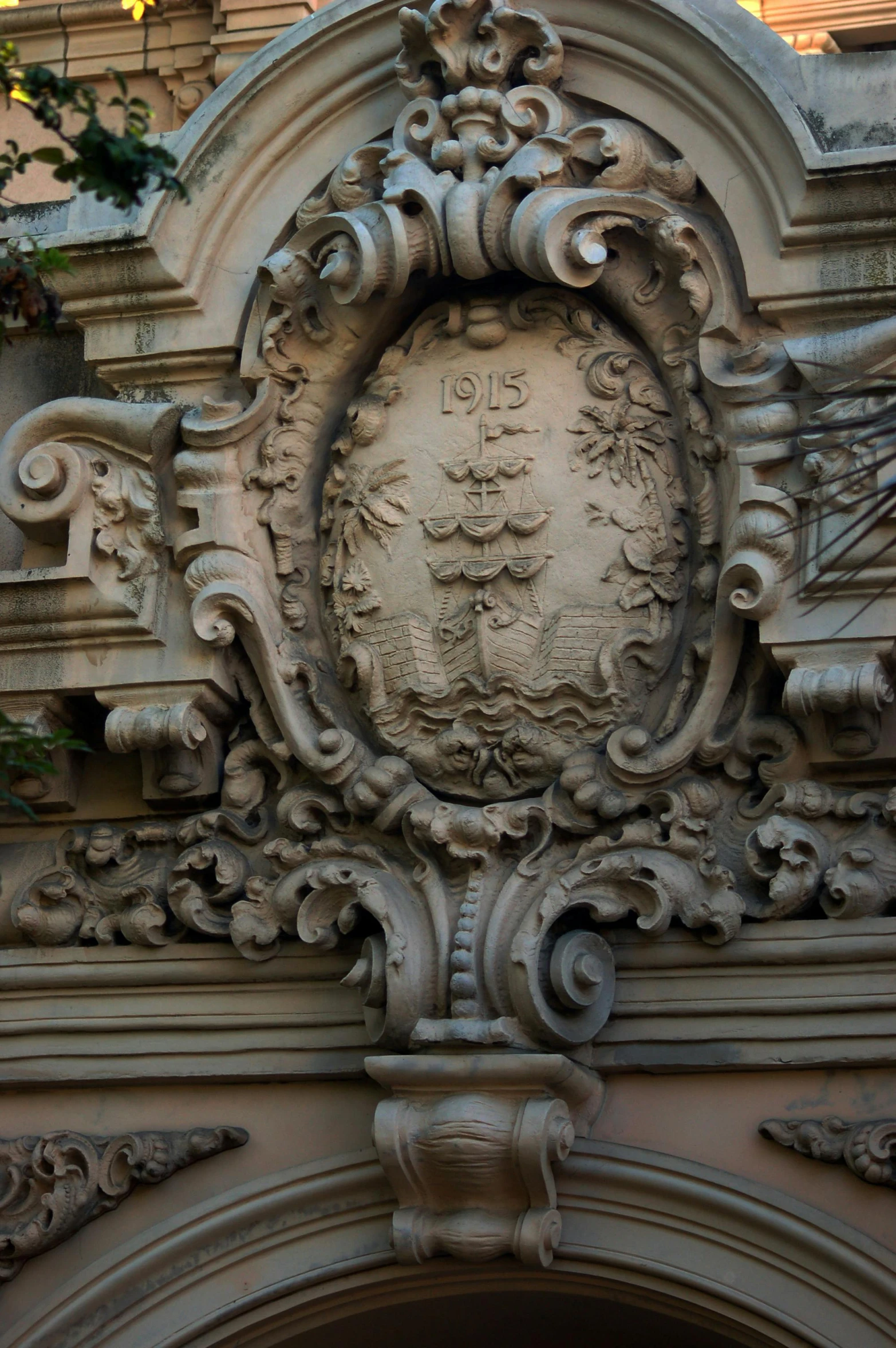 the decorative decoration of the architectural facade makes it unique
