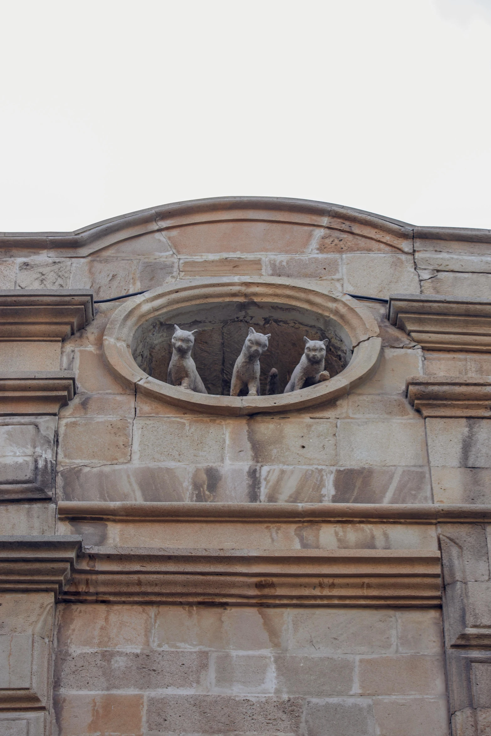 some type of window with animals on it