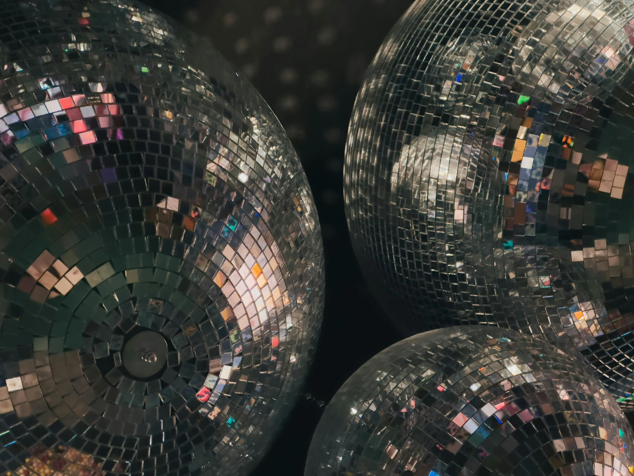 disco balls with mirrors in them all arranged