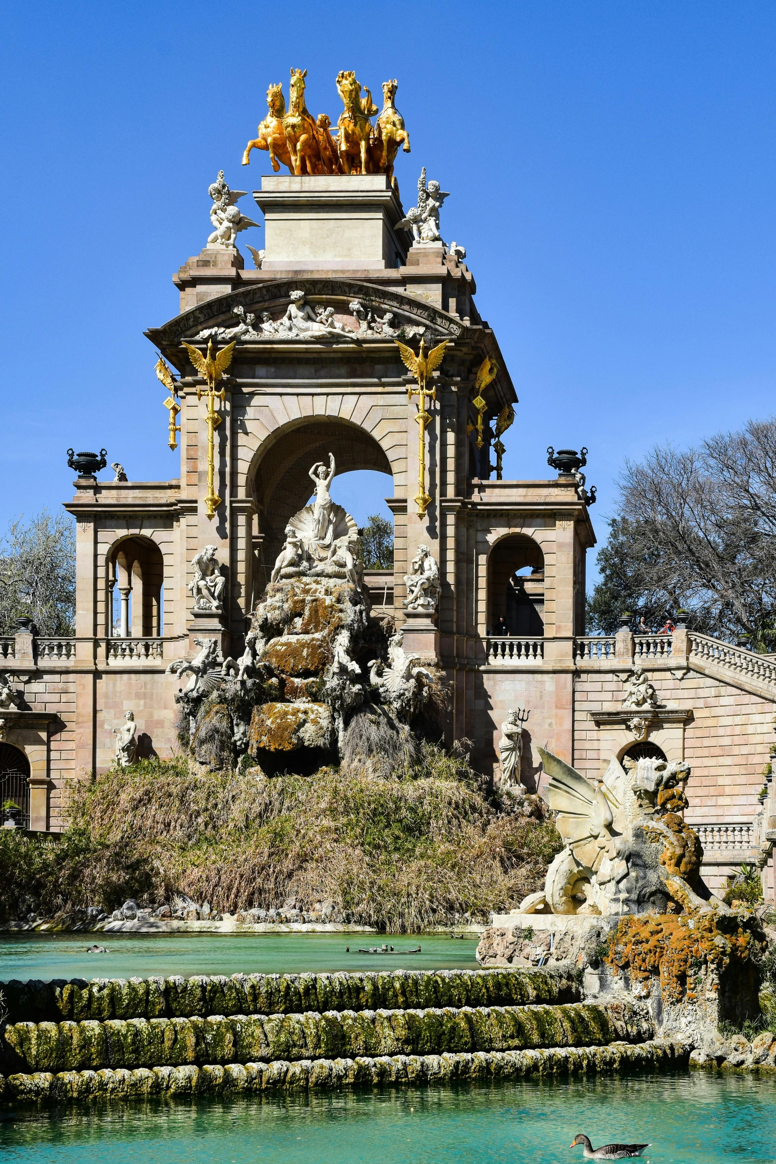 a small fountain sits in the middle of the water