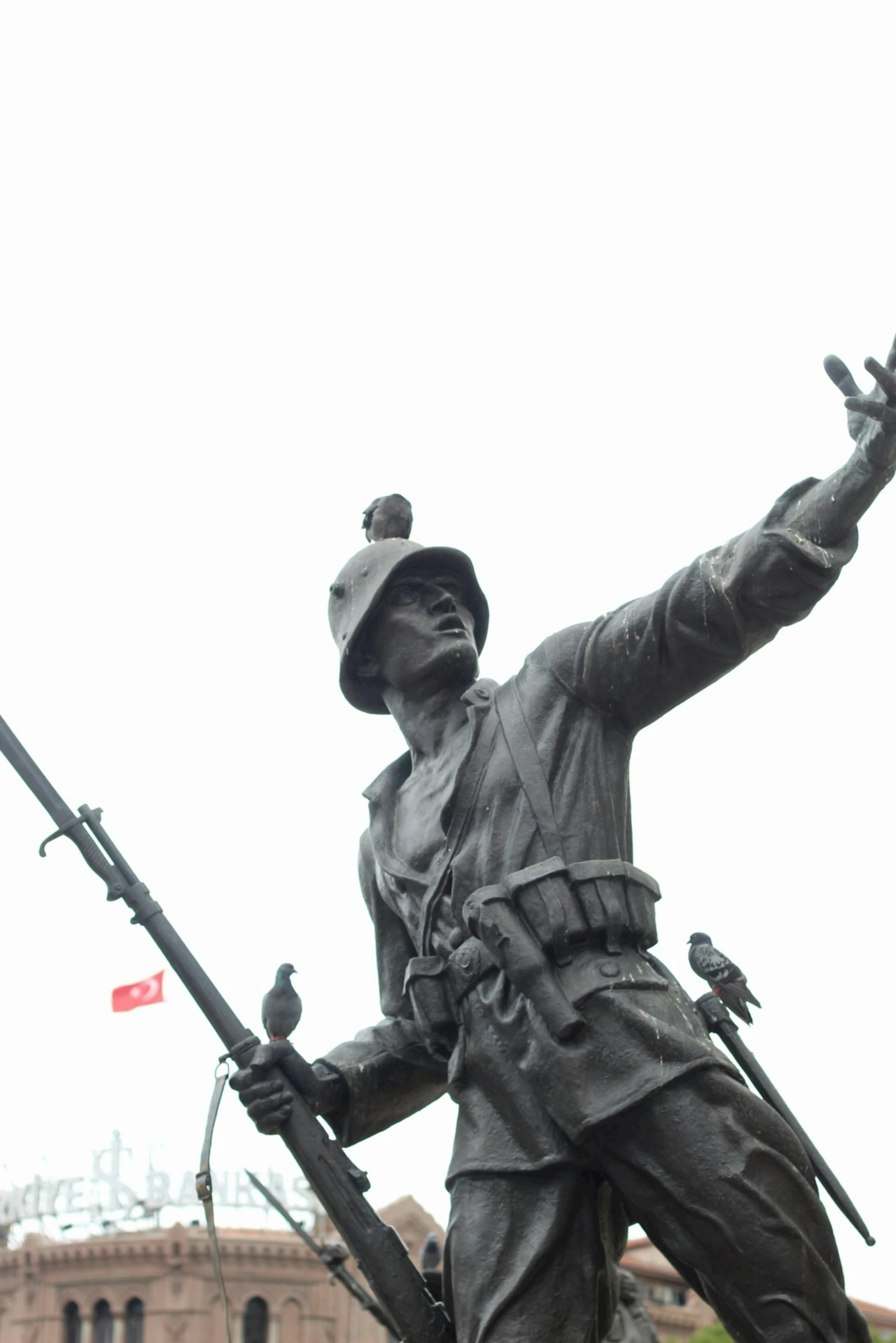 the statue of a soldier is holding two swords