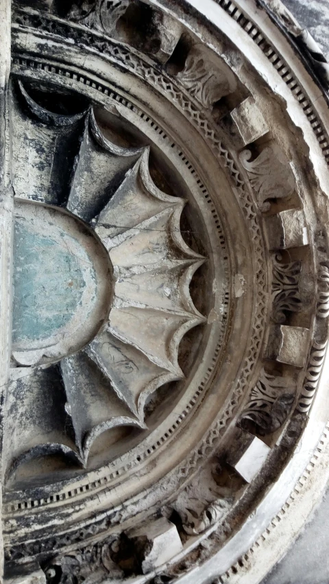 an old, white architectural detail with designs in the middle