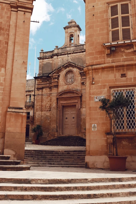 an old building has an arch in the front