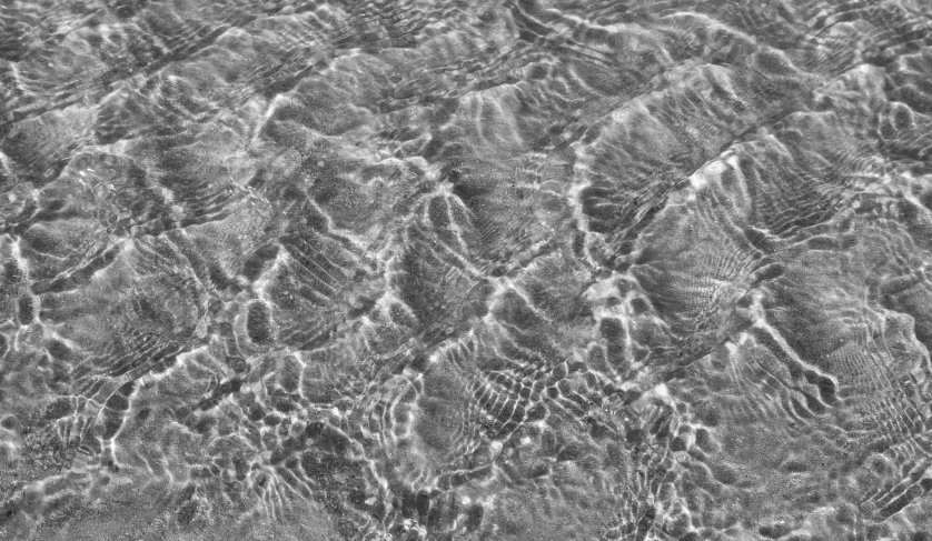 the top part of a wave pattern is shown in the water