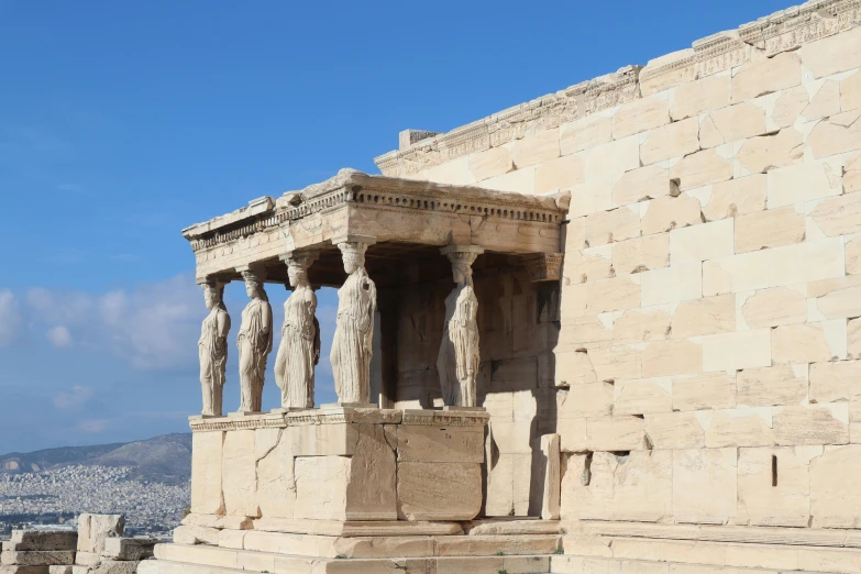 a building that has a bunch of columns by it