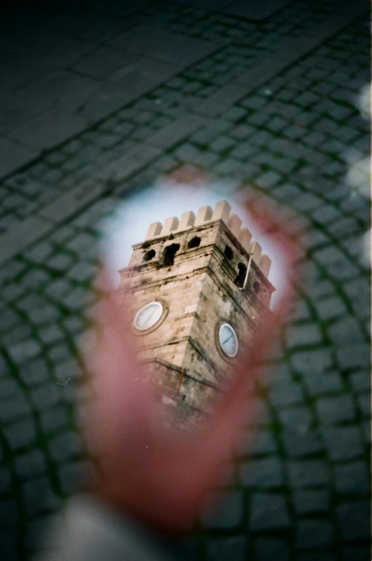 there is a reflection of a building in a dle