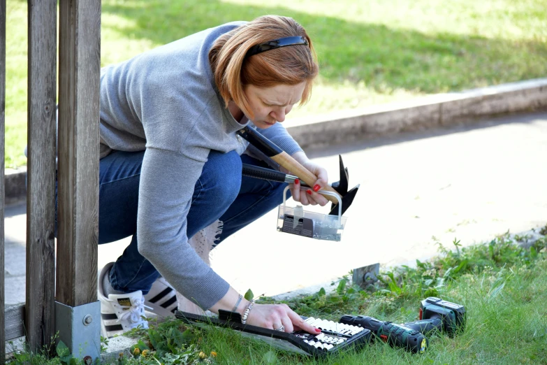 an image of a woman using soing on the ground