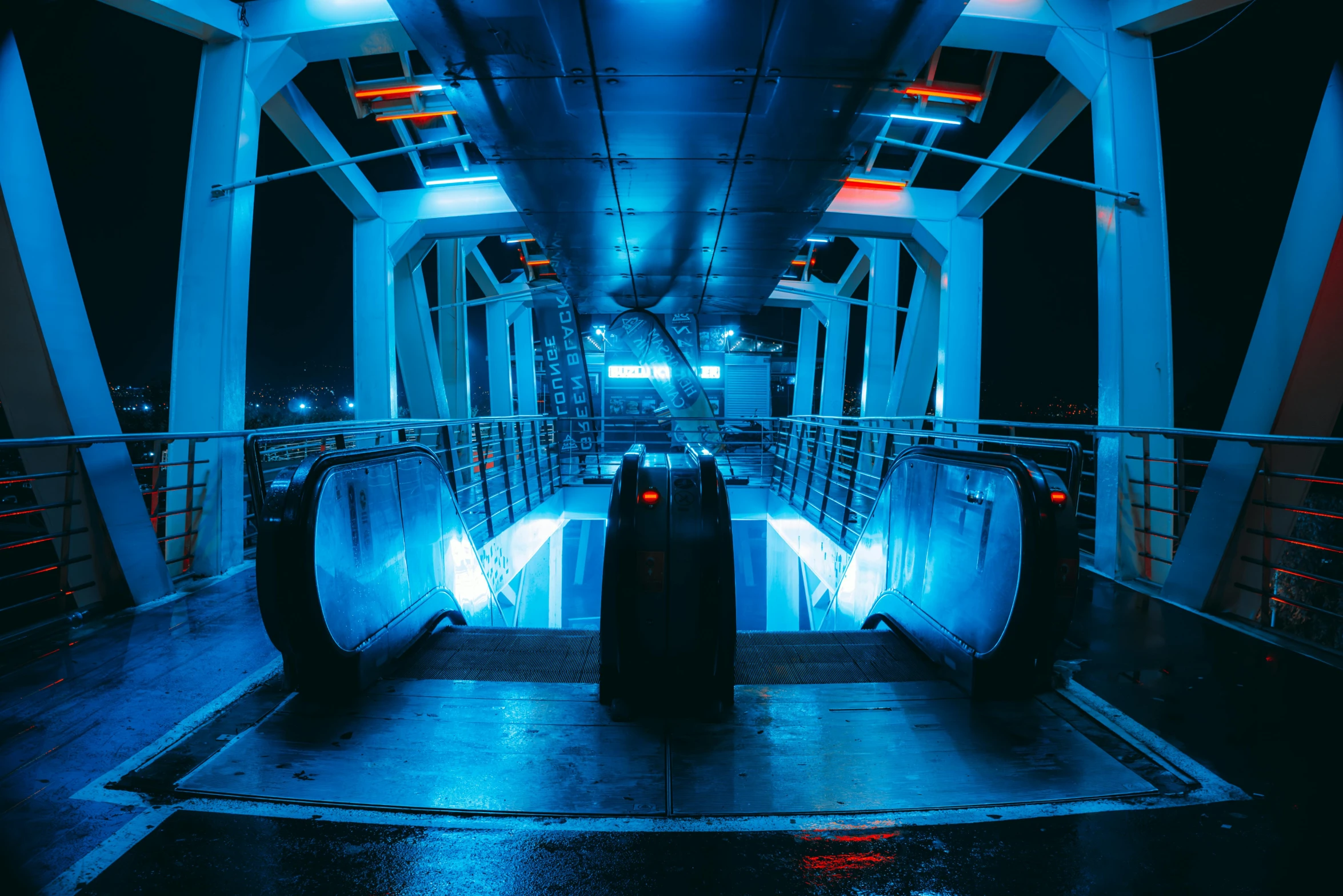 an empty subway tunnel with a bunch of railing