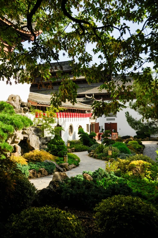 a building surrounded by lush green trees and lots of foliage