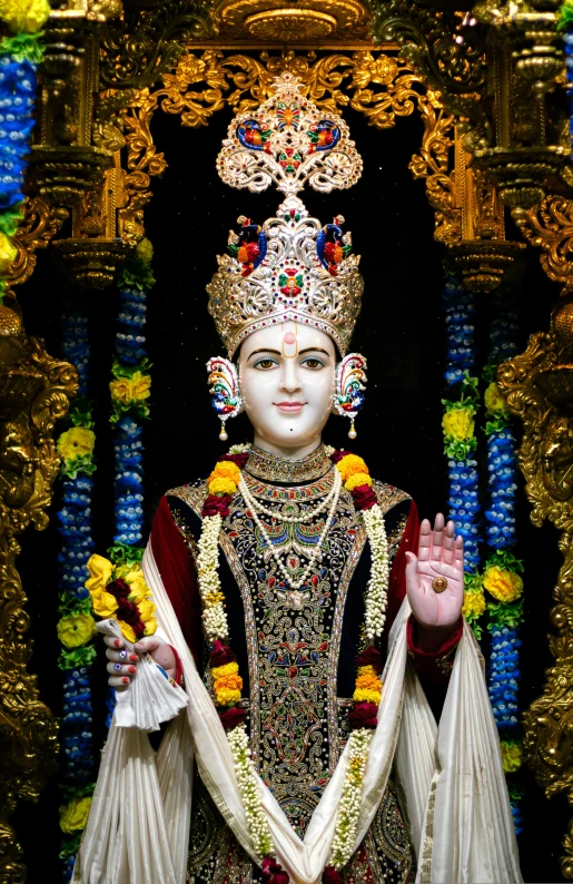 the statue of lord sara is shown in an elaborately decorated shrine