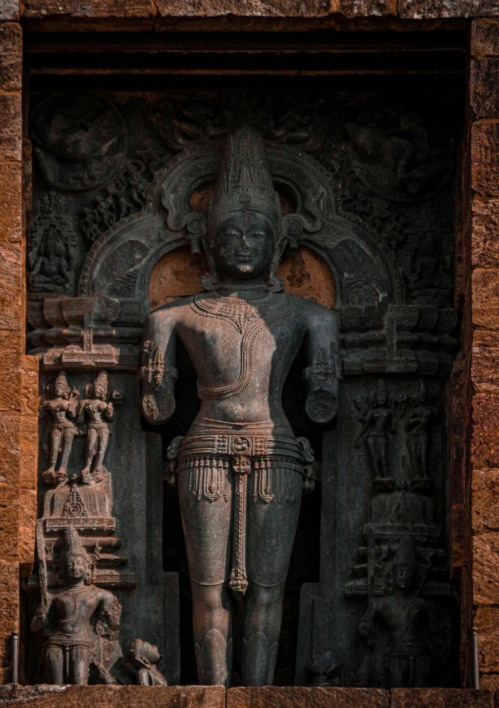 a stone statue is shown behind a doorway