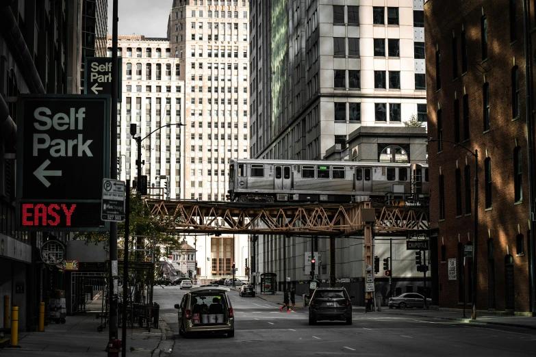 traffic is on an empty street in the city