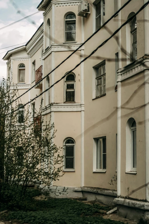 a long and large house sits in a city