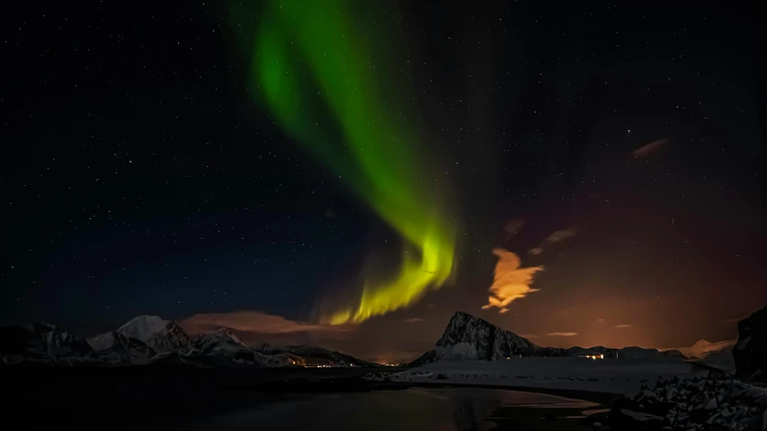 an image of the northern lights in the sky