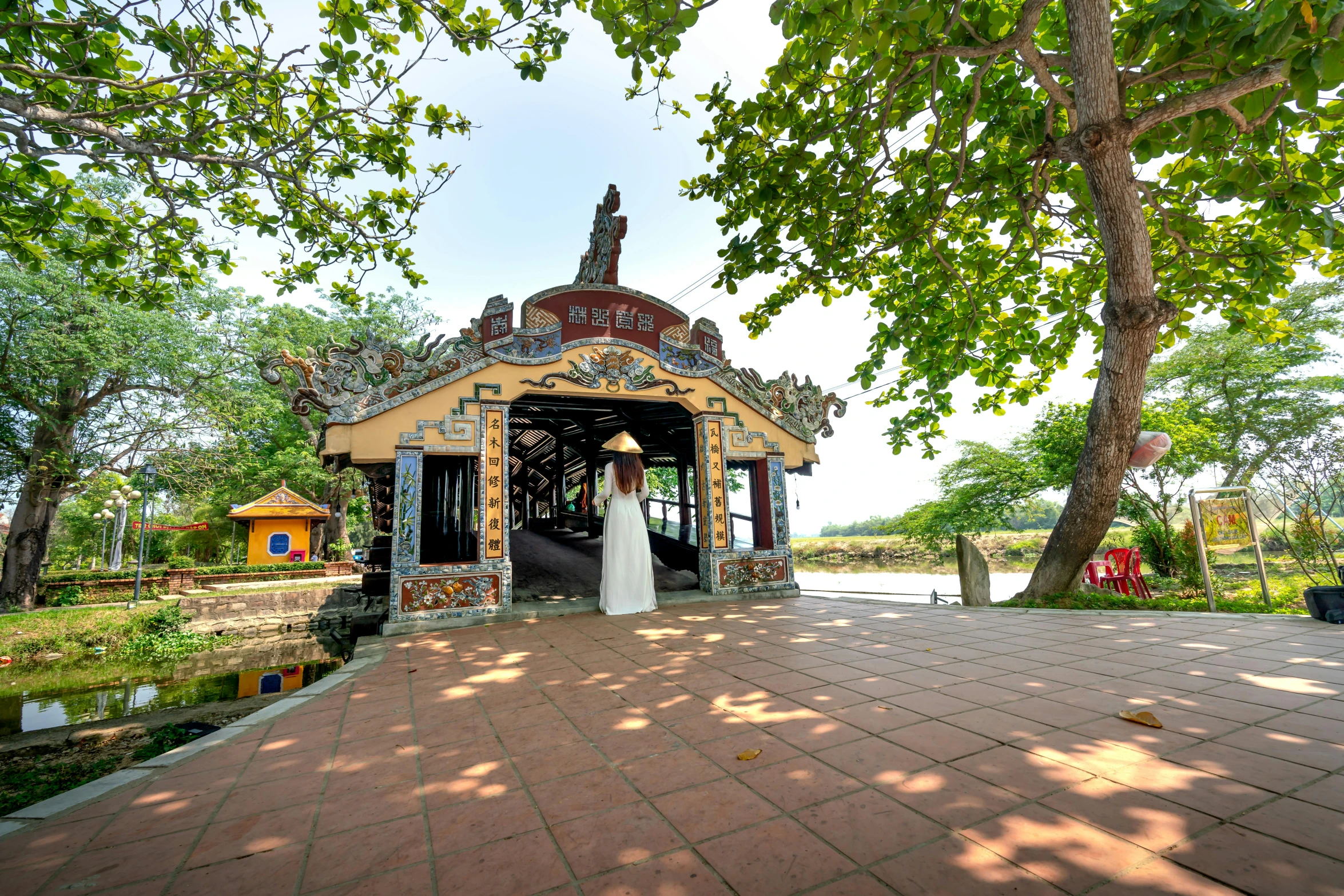 the small building is surrounded by trees on both sides of it