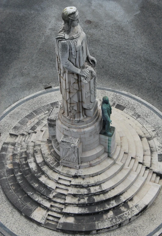 the statue is in a large circular setting