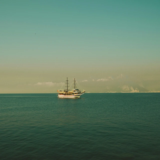 a boat is floating in the middle of the ocean