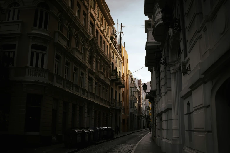 there are many buildings and cars parked on the side of the street