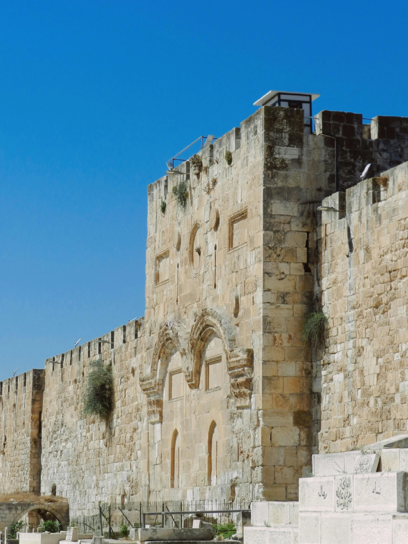 a tall, stone wall made of various shapes and sizes