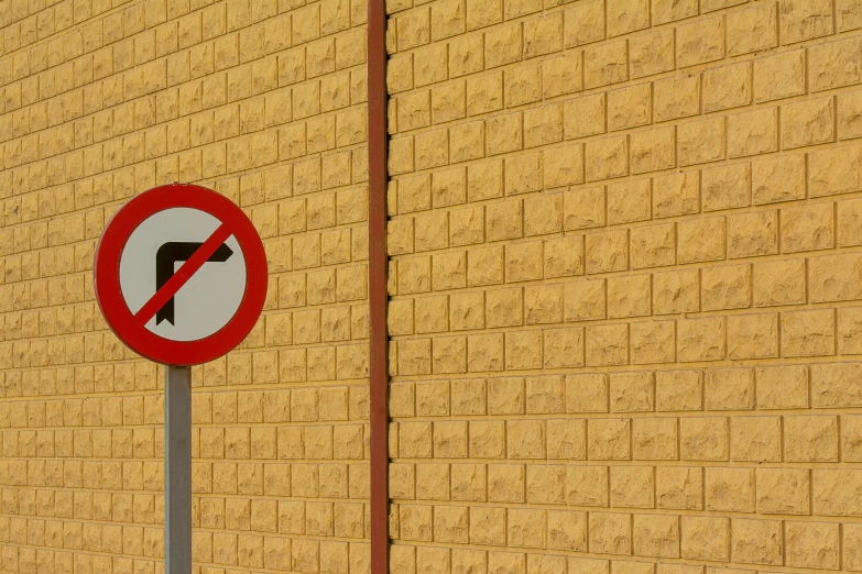 there is a red no right turn sign in front of a brick wall