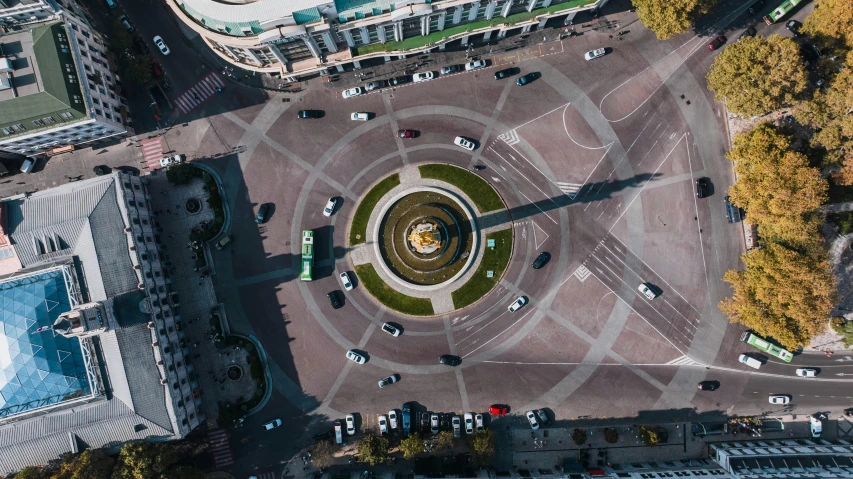 a bird's eye view of a park with many cars on it