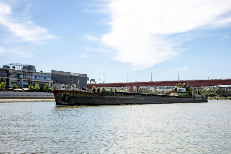 a boat is floating along the water in front of some buildings