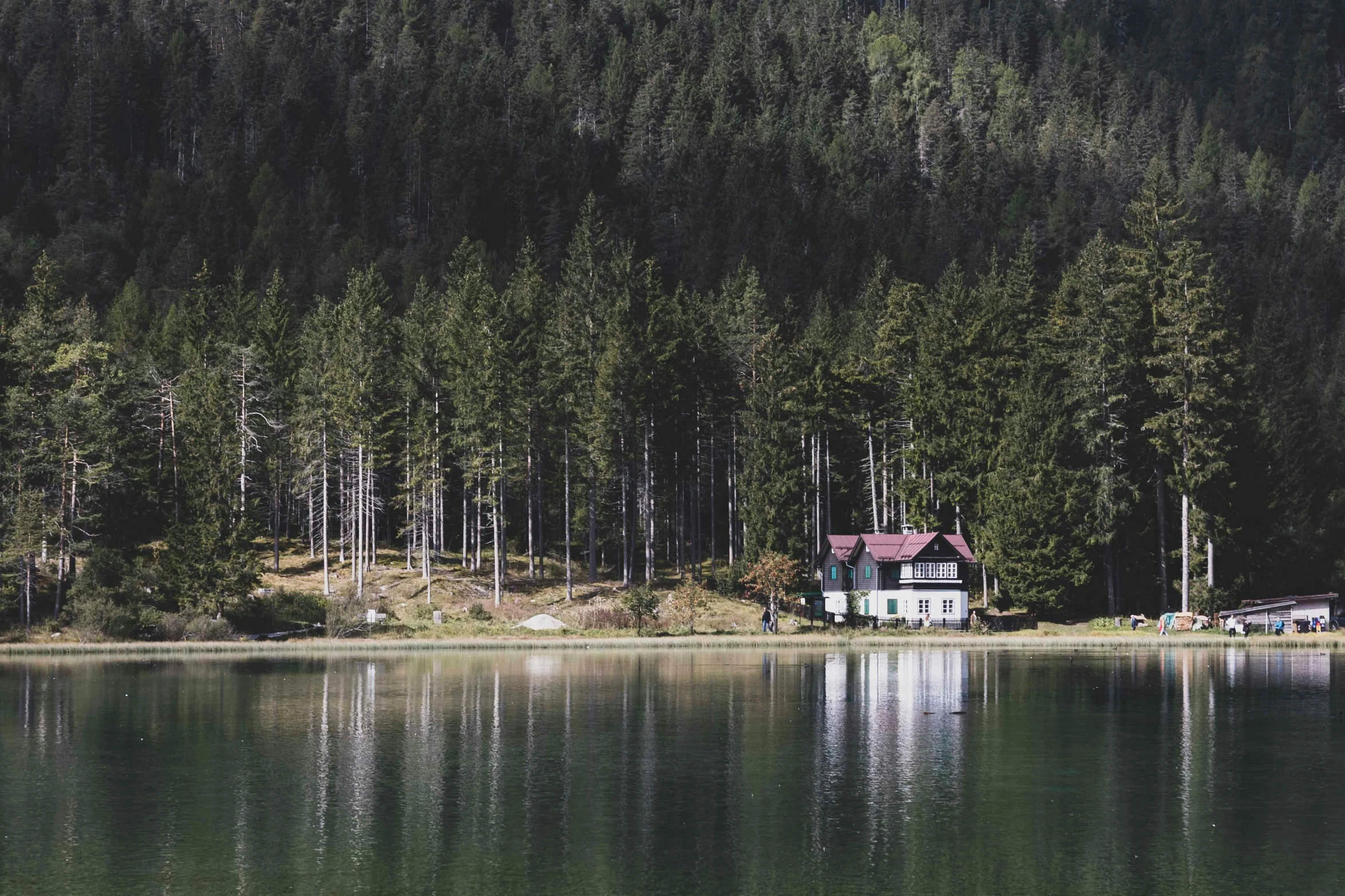 an image of a lake with a house on it