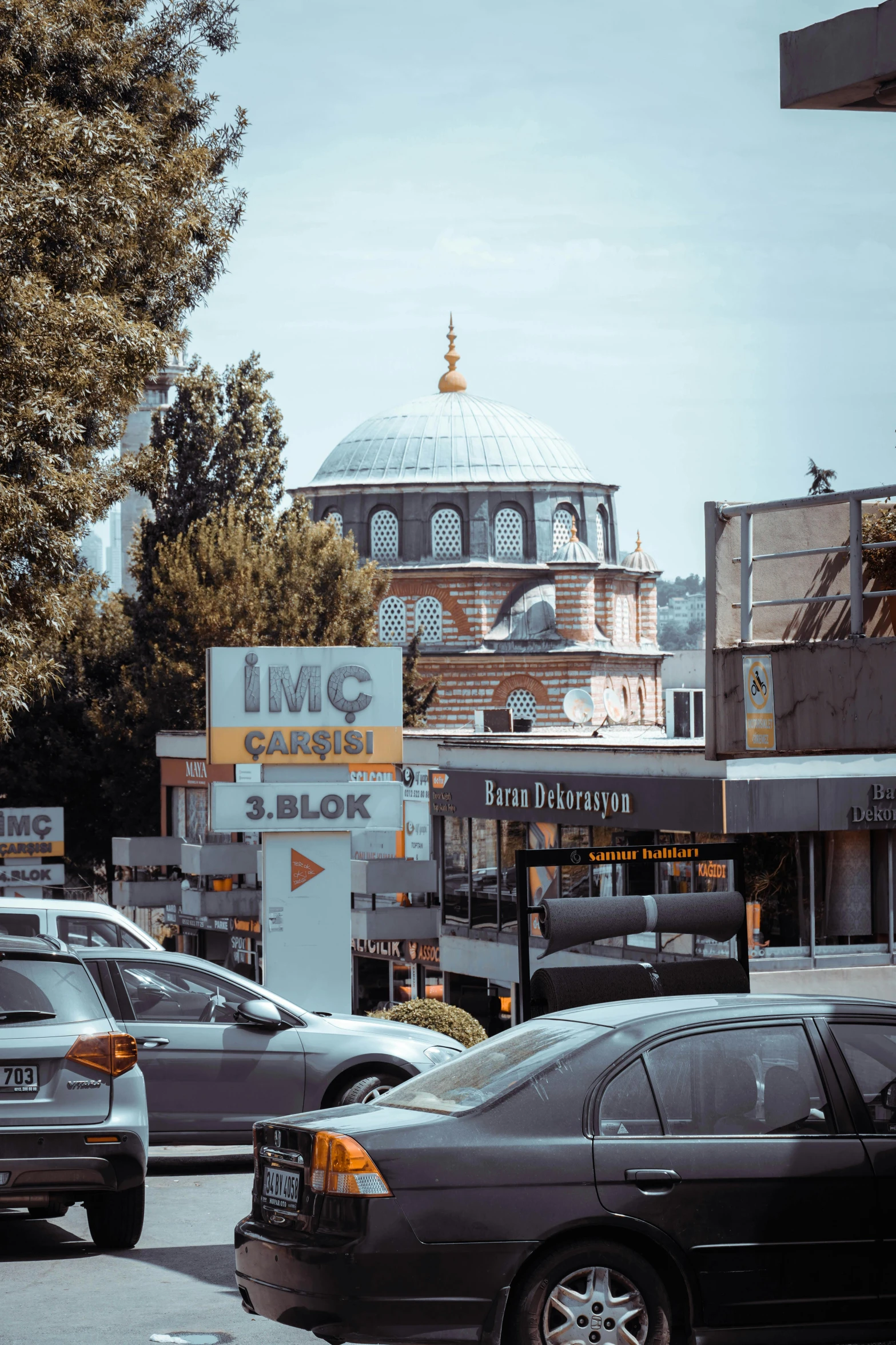 the city traffic has stopped in front of a large building