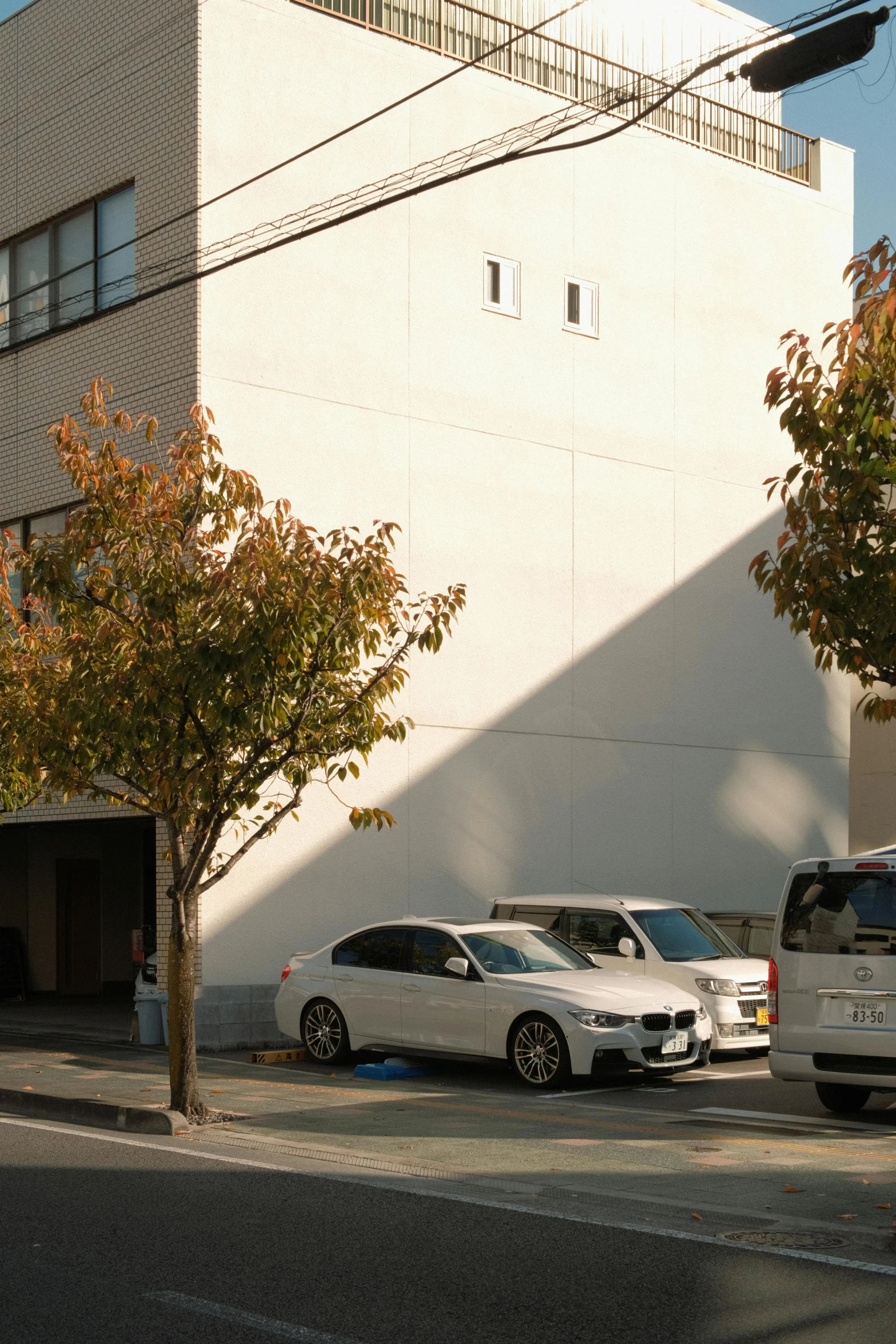 an apartment building with many cars in the driveway