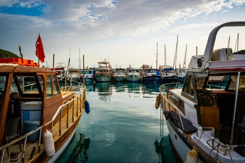 several small boats are docked in the water