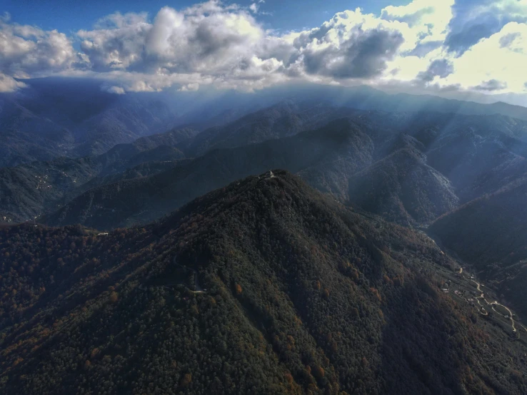 the mountains are shown with clouds in the sky