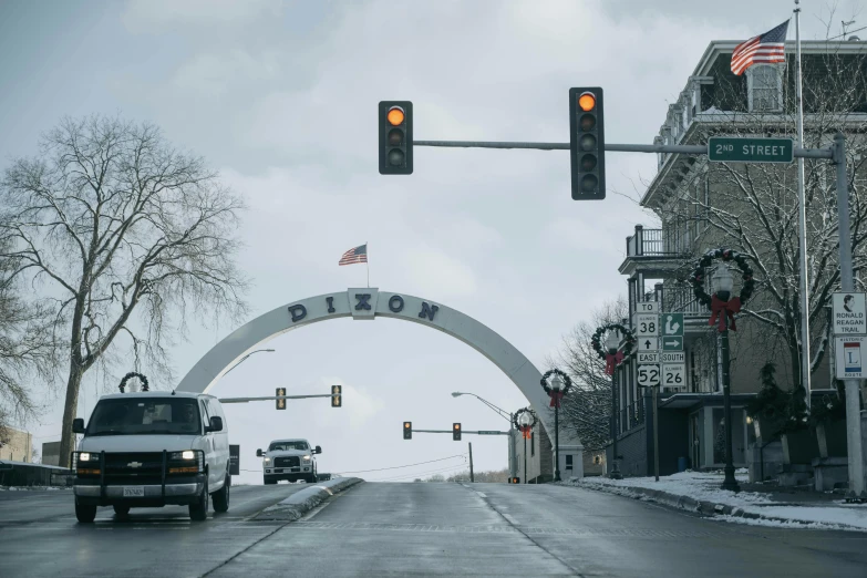 the car is driving through the large arch