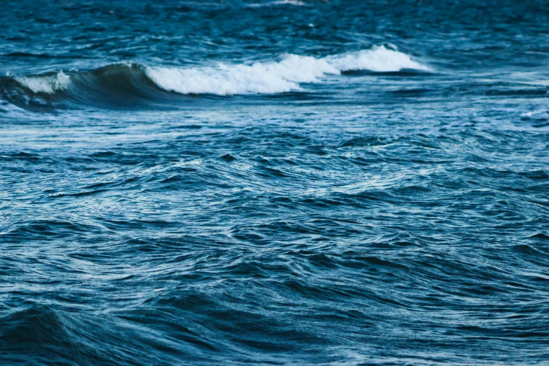 an ocean wave is in the midst of an ocean