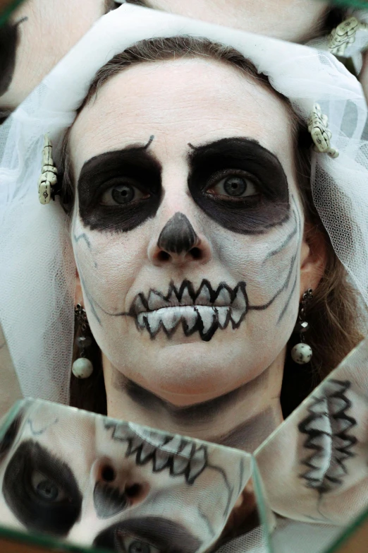 the brides make their faces with their makeup