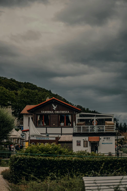 a boat is floating in the water behind a building