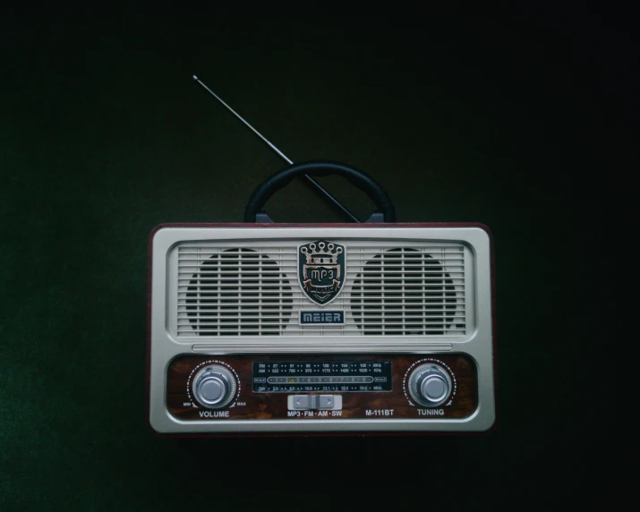 an old radio with an antenna on top of it