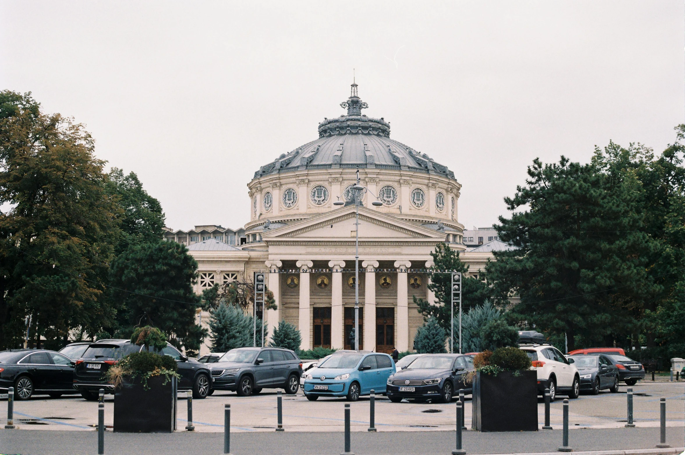 many cars are parked in front of a building