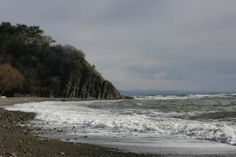 waves crashing onto the shore near a beach