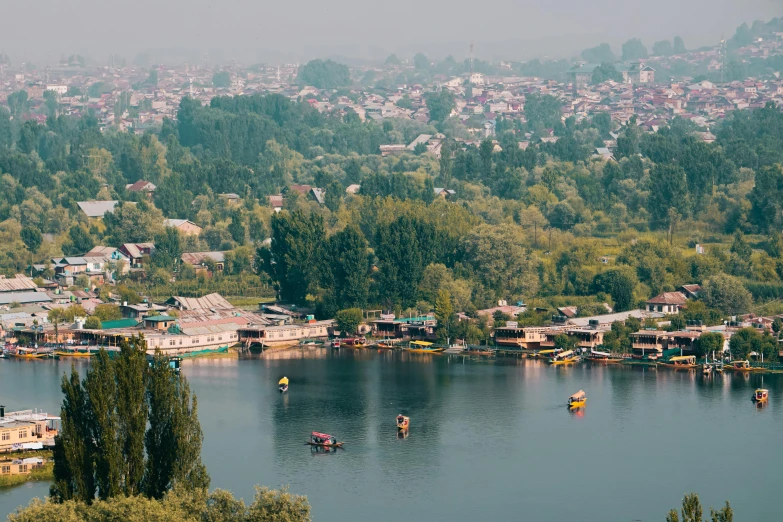 a lake that is surrounded by several buildings and houses