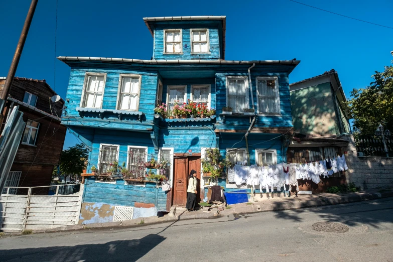 a blue and white house is in the middle of an alley