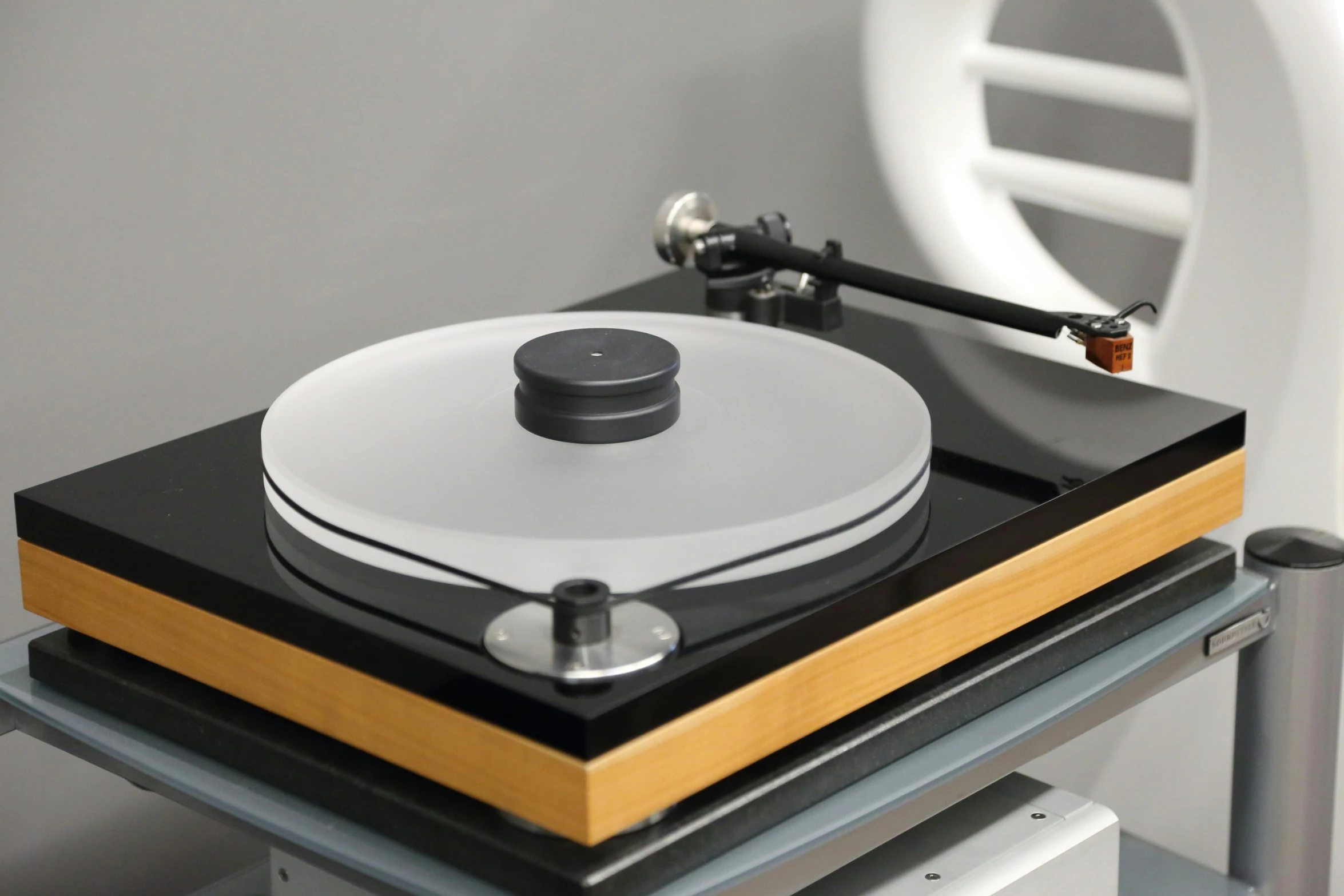 an old fashioned turntable with a stick in it