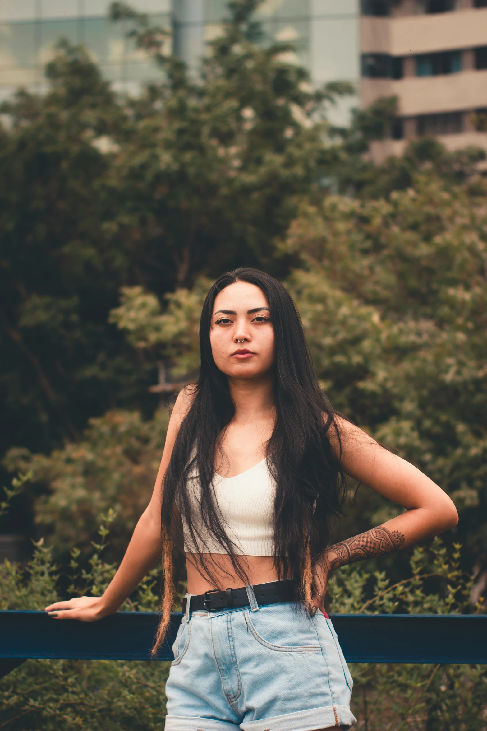 a young woman is posing for a po outside