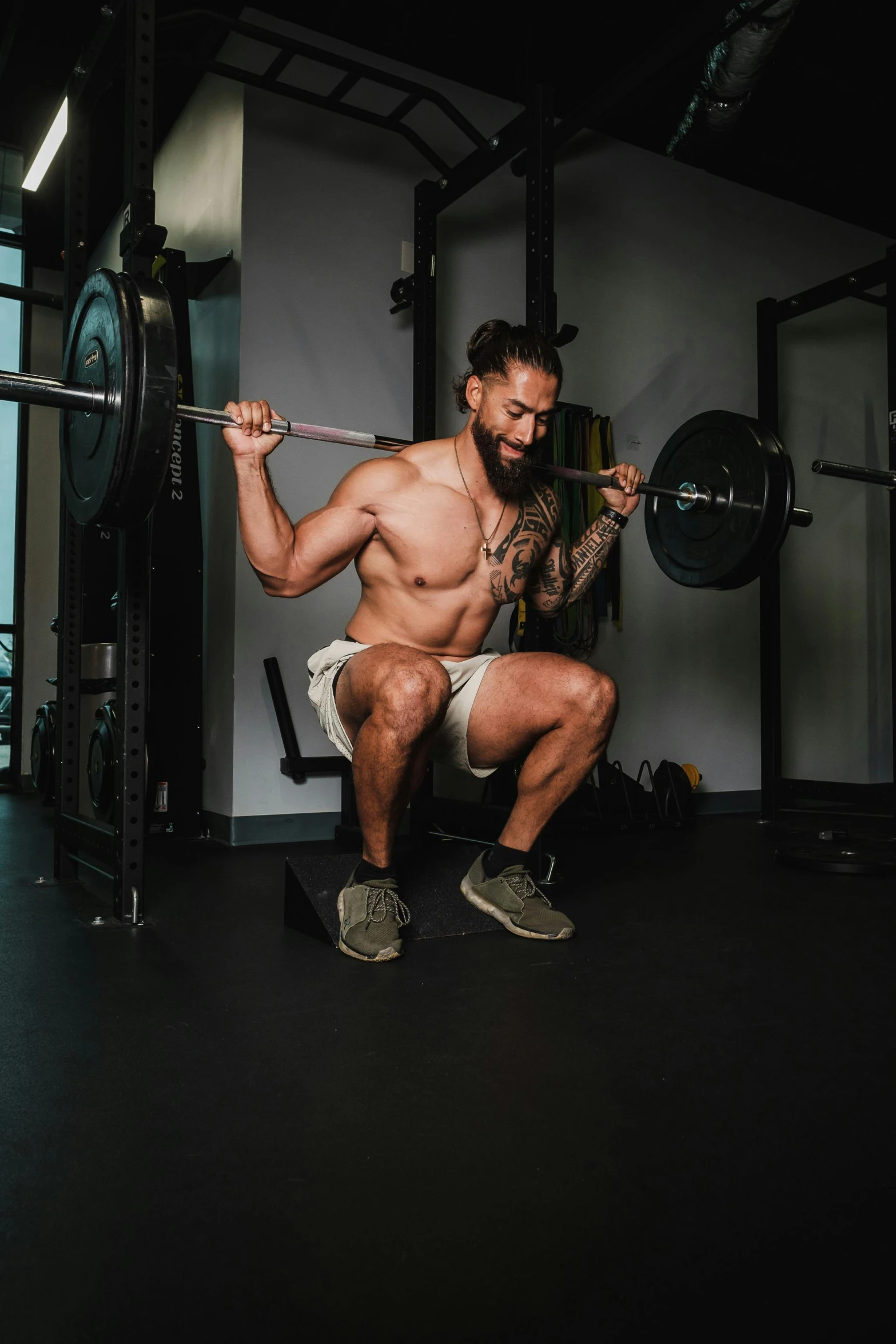 a man squats with the bar as he pulls up his muscles