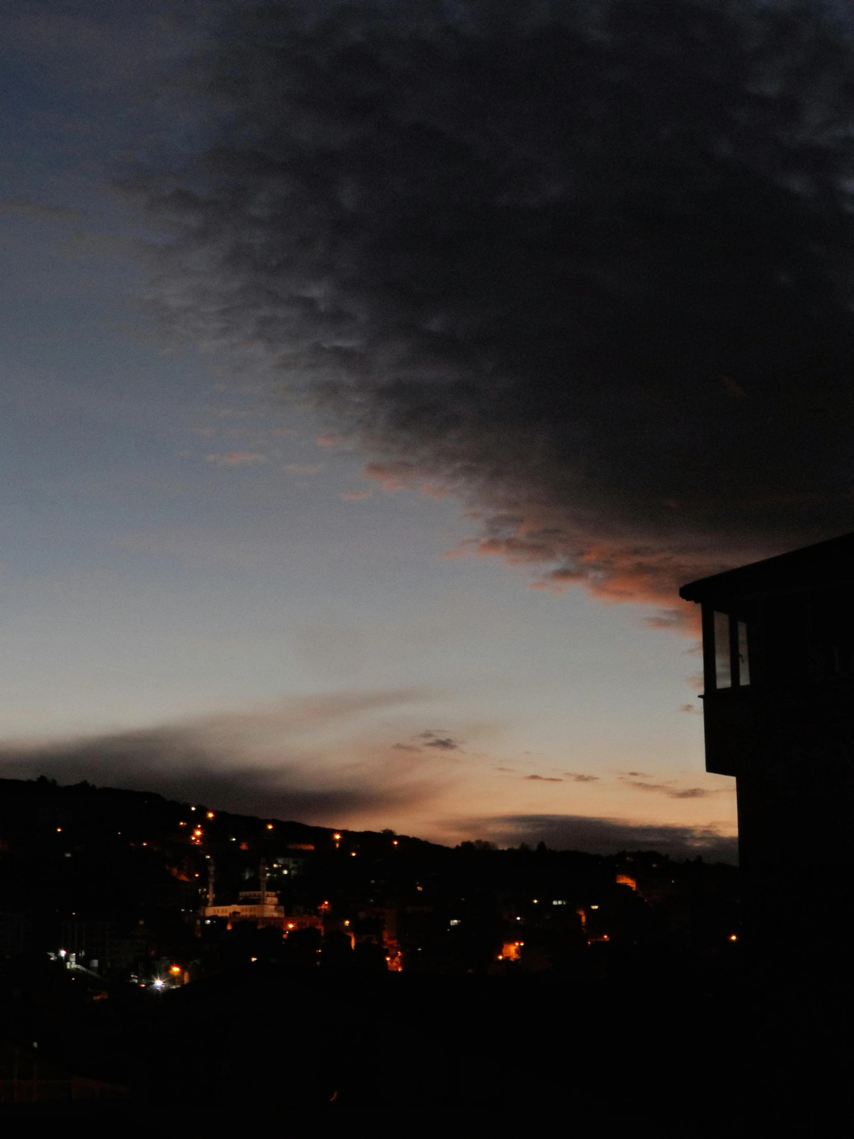 a night view of a large building at dusk