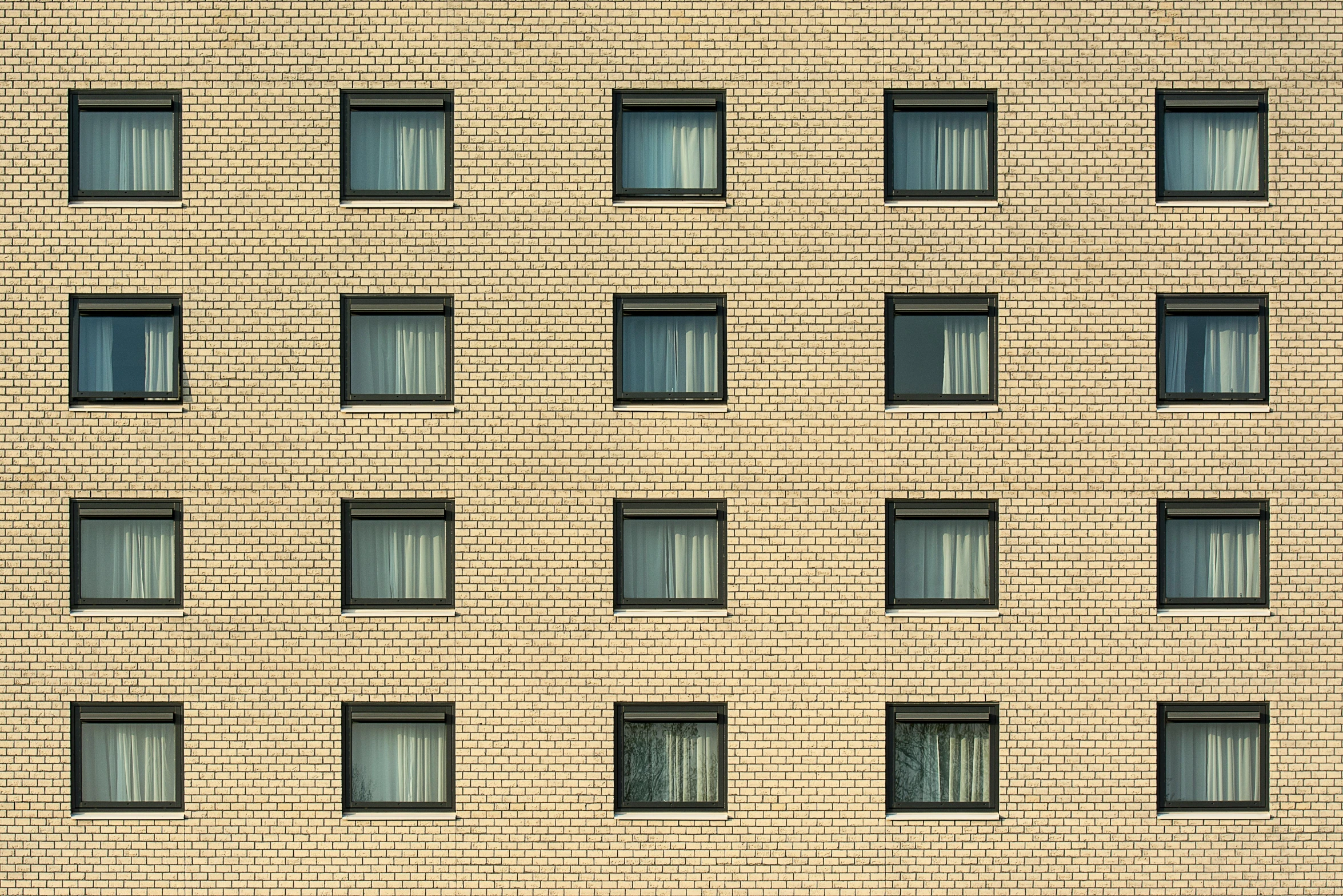 multiple windows are in the wall of the building