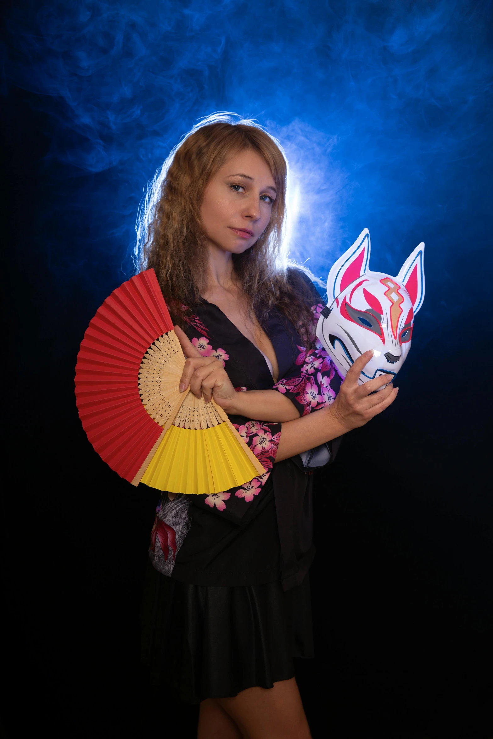 the woman is holding an oriental fan and posing for a picture