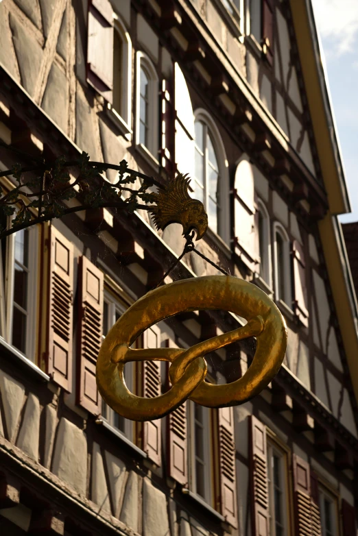 a street light is shown in front of a large building