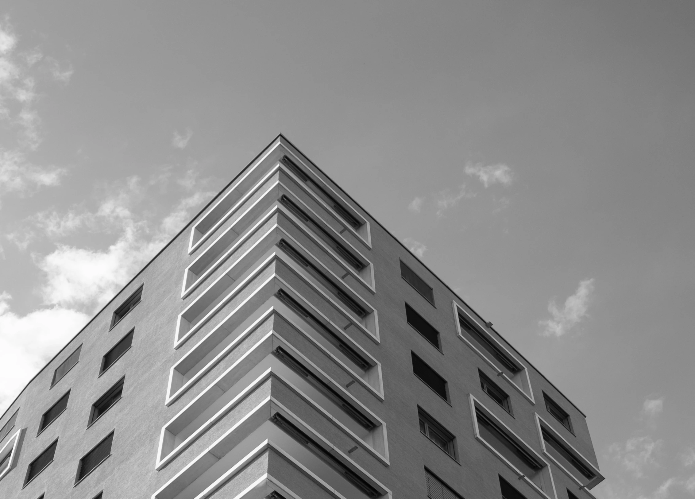 an unusual architectural view of the top of a high rise building